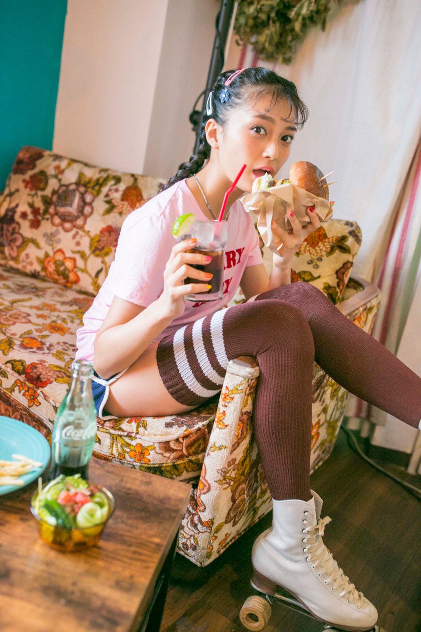 【アイドル】「圧倒的ビジュアル」マジパン小山リーナ（15）、白肌太ももチラリ　初のビジュアルブック発売